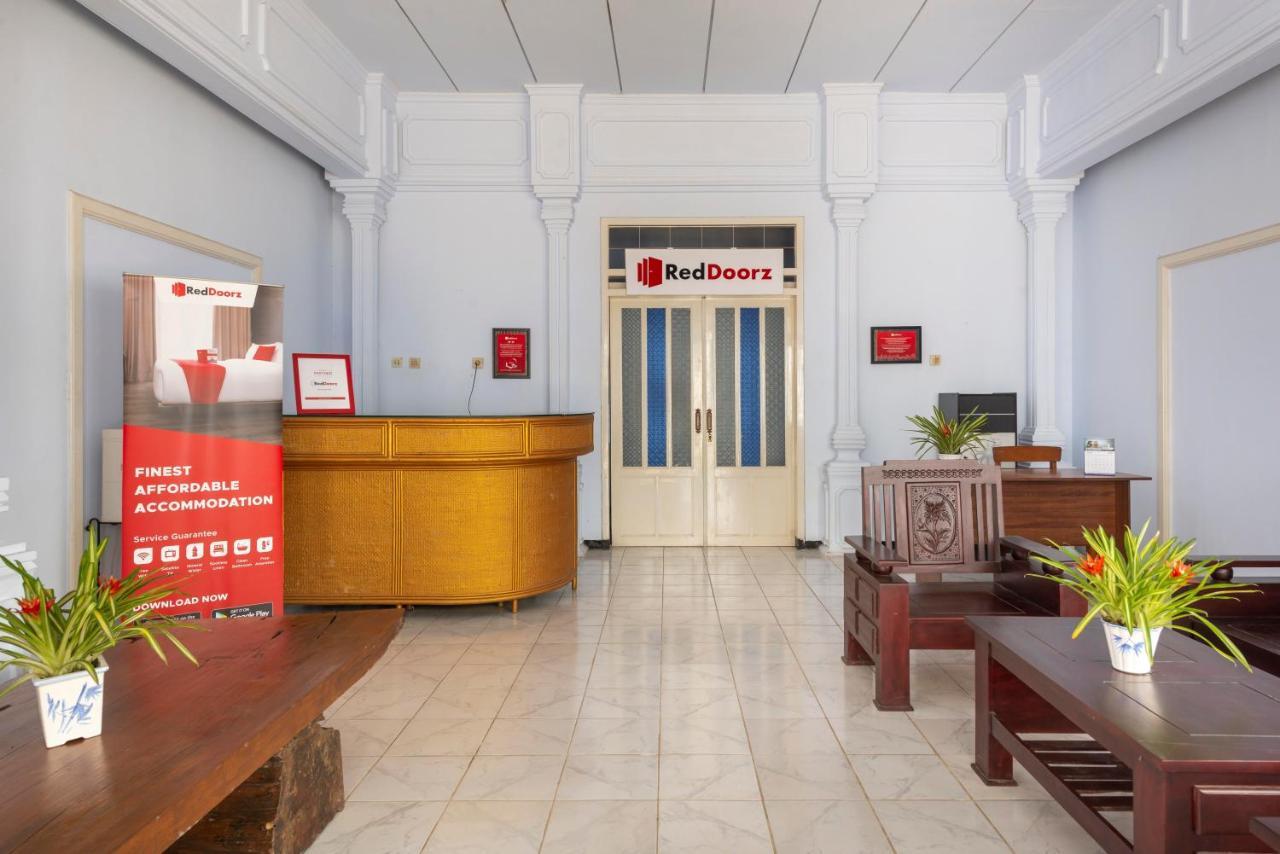 Reddoorz Syariah @ Bondowoso City Center Экстерьер фото